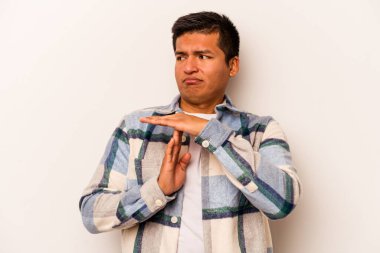 Beyaz arka planda izole edilmiş genç İspanyol bir adam bir mola hareketi gösteriyor..