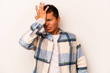 Beyaz arka planda izole edilmiş genç İspanyol bir adam bir şeyi unutuyor. Alnına avuç içi ile vuruyor ve gözlerini kapıyor..