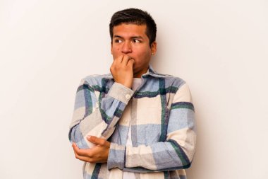 Beyaz arka planda izole edilmiş, tırnak yiyen, gergin ve endişeli genç bir adam..