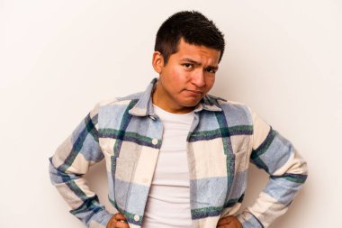 Beyaz arka planda izole edilmiş genç bir İspanyol kafası karışmış, kuşkulu ve güvensiz hissediyor..