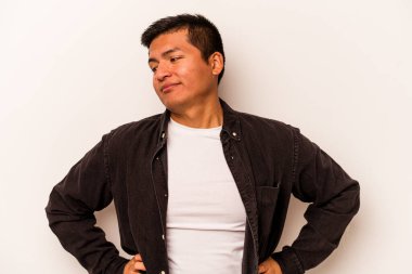 Beyaz arka planda izole edilmiş genç İspanyol adam hedeflere ve amaçlara ulaşma hayali kuruyor.