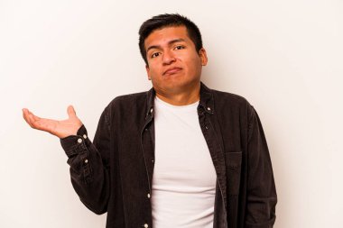 Beyaz arka planda izole edilmiş genç bir İspanyol şüpheli ve sorgulama sırasında omuz silkiyor..