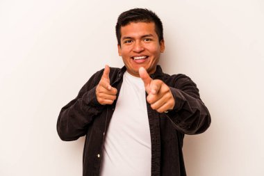 Beyaz arka planda izole edilmiş genç İspanyol adam. Önü gösteren neşeli gülümsemeler..