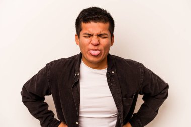 Beyaz arka planda izole edilmiş genç bir İspanyol komik ve dost canlısı bir dil uzatıyor..