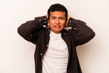 Beyaz arka planda izole edilmiş genç bir İspanyol öfkeyle bağırıyor..