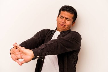 Beyaz arka planda izole edilmiş genç bir İspanyol. Kollarını uzatıyor, rahat duruyor..