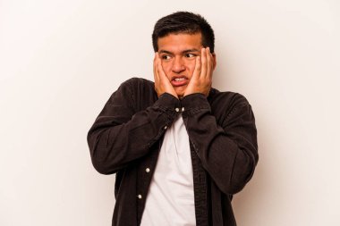 Beyaz arka planda izole edilmiş genç İspanyol adam korkmuş ve korkmuş..