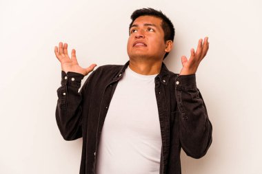 Beyaz arka planda izole edilmiş genç İspanyol adam gökyüzüne haykırıyor, yukarı bakıyor, hayal kırıklığına uğramış..