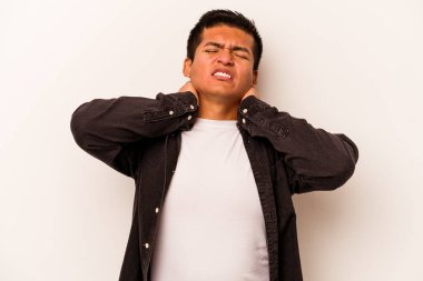 Beyaz arka planda izole edilmiş genç bir İspanyol sabit yaşam tarzından dolayı boyun ağrısı çekiyor..