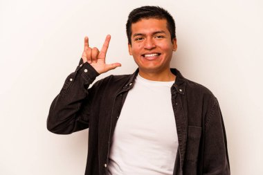 Beyaz arka planda izole edilmiş genç İspanyol bir adam boynuzlarını devrim konsepti olarak gösteriyor..