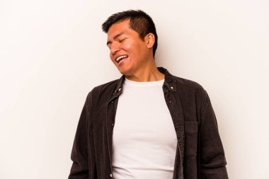 Genç İspanyol adam beyaz arka planda izole edilmiş dans ediyor ve eğleniyor..