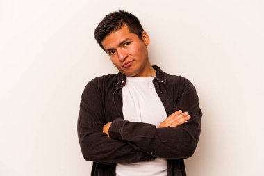 Beyaz arka planda izole edilmiş, sıkılmış, yorgun ve dinlenmeye ihtiyacı olan genç İspanyol bir adam..