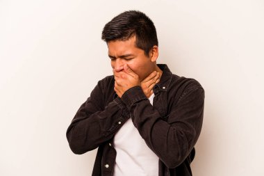 Beyaz arka planda izole edilmiş genç İspanyol bir adam virüs veya enfeksiyon yüzünden boğaz ağrısı çekiyor..