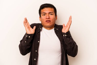 Beyaz arka planda izole edilmiş genç İspanyol bir adamın bir fikri, ilham konsepti var..