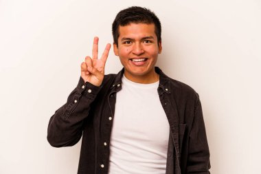 Beyaz arka planda izole edilmiş genç İspanyol adam iki numarayı parmaklarıyla gösteriyor..