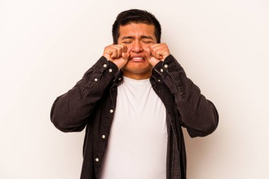 Beyaz arka planda yalnız kalmış, ağlayan ve sızlanan genç bir İspanyol..