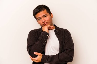 Beyaz arka planda izole edilmiş genç İspanyol adam tekrarlanan bir görevden yoruldu..