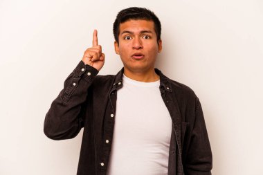 Latin kökenli genç bir adam beyaz arka planda izole edilmiş harika bir fikri, yaratıcılık kavramını var..