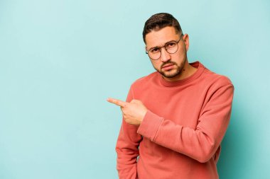 Mavi arka planda izole edilmiş genç bir İspanyol yan tarafı gösteriyor.