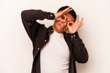 Beyaz arka planda izole edilmiş genç İspanyol adam gözlerinde iyi işaretler gösteriyor.