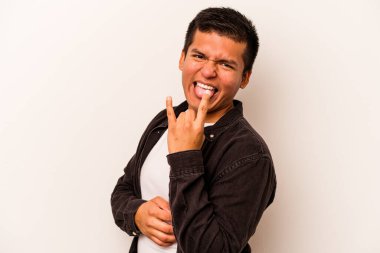 Beyaz arka planda izole edilmiş genç İspanyol adam parmaklarıyla taş hareketi gösteriyor.