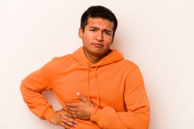 Beyaz arka planda karaciğer ağrısı çeken, karnı ağrıyan genç bir İspanyol..