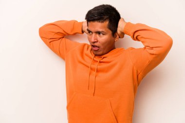 Beyaz arka planda izole edilmiş genç bir İspanyol bağırıyor, çok heyecanlı, tutkulu, bir şeyden memnun..