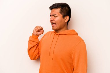 Beyaz arka planda izole edilmiş genç İspanyol bir adam zaferi, tutkuyu ve coşkuyu kutluyor, mutlu bir ifade..