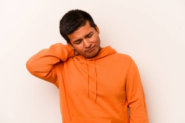 Beyaz arka planda izole edilmiş genç İspanyol bir adam stresten dolayı boynu ağrıyor, masaj yapıyor ve elle dokunuyor..