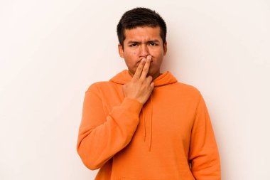 Genç İspanyol bir adam beyaz arka planda izole edilmiş düşünüyor, bakıyor, yansıtıyor, düşünüyor, bir fantezi kuruyor..