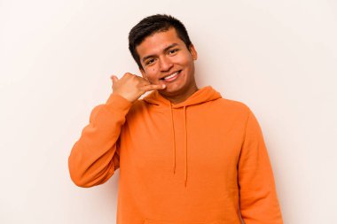 Beyaz arka planda izole edilmiş genç bir İspanyol, parmakları olan bir cep telefonu hareketi gösteriyor..