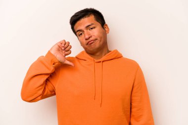 Beyaz arka planda izole edilmiş genç İspanyol bir adam hoşlanmadığı bir jest gösteriyor, kabul etmiyor. Anlaşmazlık konsepti.