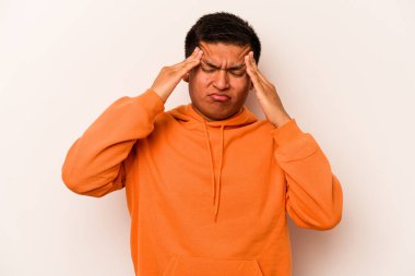 Beyaz arka planda izole edilmiş genç İspanyol adam tapınaklara dokunuyor ve baş ağrısı çekiyor..