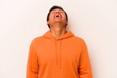 Beyaz arka planda izole edilmiş genç bir İspanyol. Rahatlamış ve mutlu bir şekilde gülüyor. Boynunda dişler var..