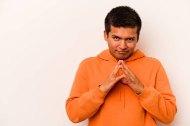 Latin kökenli genç bir adam beyaz arka planda izole edilmiş. Aklında bir plan kuruyor..