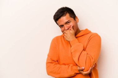 Beyaz arka planda izole olmuş genç bir İspanyol güler, kaygısız, doğal bir duygu..