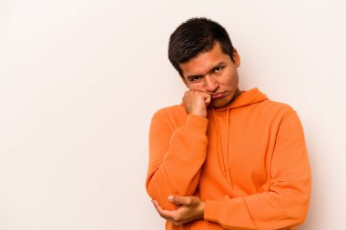 Beyaz arka planda izole edilmiş, üzgün ve dalgın hisseden genç bir İspanyol fotokopi odasına bakıyor..