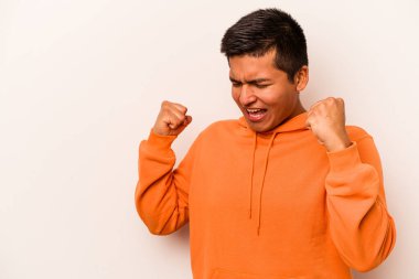 Beyaz arka planda izole edilmiş genç İspanyol bir adam zaferden sonra yumruk kaldırıyor, kazanan konsept..