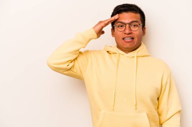 Beyaz arka planda izole edilmiş genç bir İspanyol yüksek sesle bağırıyor, gözleri açık ve elleri gergin tutuyor..