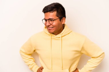 Beyaz arka planda izole edilmiş genç İspanyol adam mutlu, güler yüzlü ve neşeli.