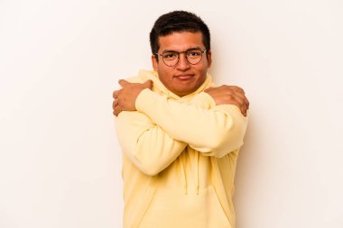 Genç İspanyol adam beyaz arka planda yalnızdı. Sarılmalar, kaygısız gülümsemeler ve mutluluklar..