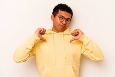 Beyaz arka planda izole edilmiş genç bir İspanyol gururlu ve kendinden emin hissediyor, örnek olarak.