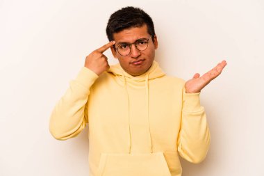 Beyaz arka planda izole edilmiş genç İspanyol adam işaret parmağıyla bir hayal kırıklığı gösteriyor..