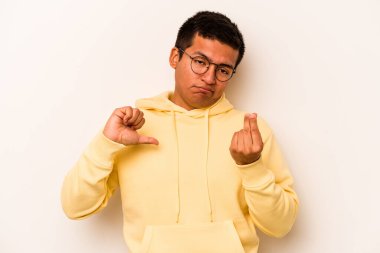 Beyaz arka planda izole edilmiş genç bir İspanyol, kadının hiç parası olmadığını gösteriyor..