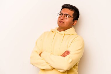 Beyaz arka planda izole edilmiş genç İspanyol adam hedeflere ve amaçlara ulaşma hayali kuruyor.