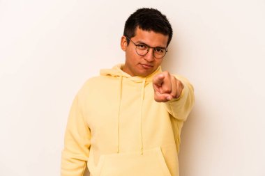 Beyaz arka planda izole edilmiş genç İspanyol adam. Önü gösteren neşeli gülümsemeler..