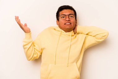 Beyaz arka planda izole edilmiş genç bir İspanyol öfkeyle bağırıyor..