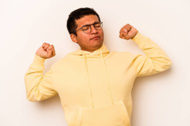 Beyaz arka planda izole edilmiş genç bir İspanyol. Kollarını uzatıyor, rahat duruyor..