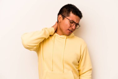 Beyaz arka planda izole edilmiş genç bir İspanyol sabit yaşam tarzından dolayı boyun ağrısı çekiyor..