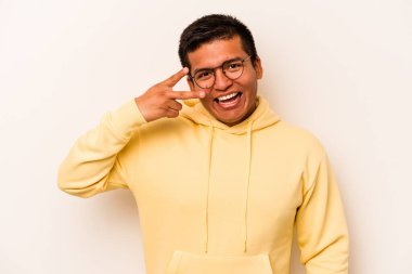 Genç İspanyol adam beyaz arka planda izole edilmiş dans ediyor ve eğleniyor..